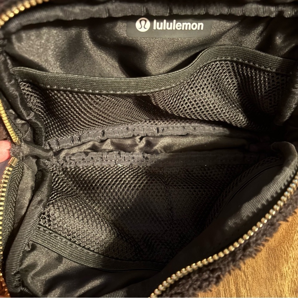 Lululemon Everywhere Belt Bag Fleece 1L – Black Sherpa Crossbody / Fanny Pack - Picture 5 of 6